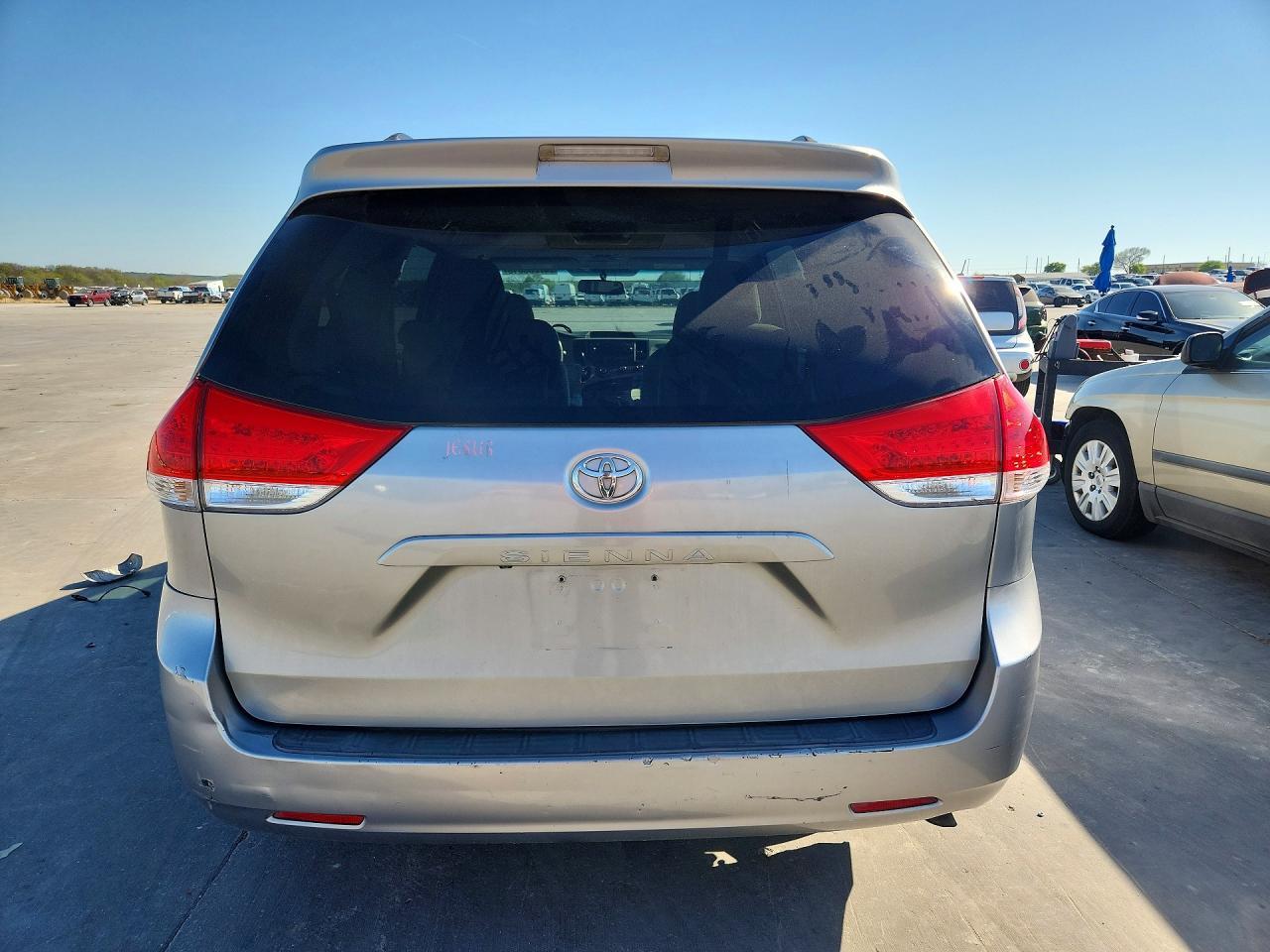 2012 Toyota Sienna Le 8-Passenger - Image 6
