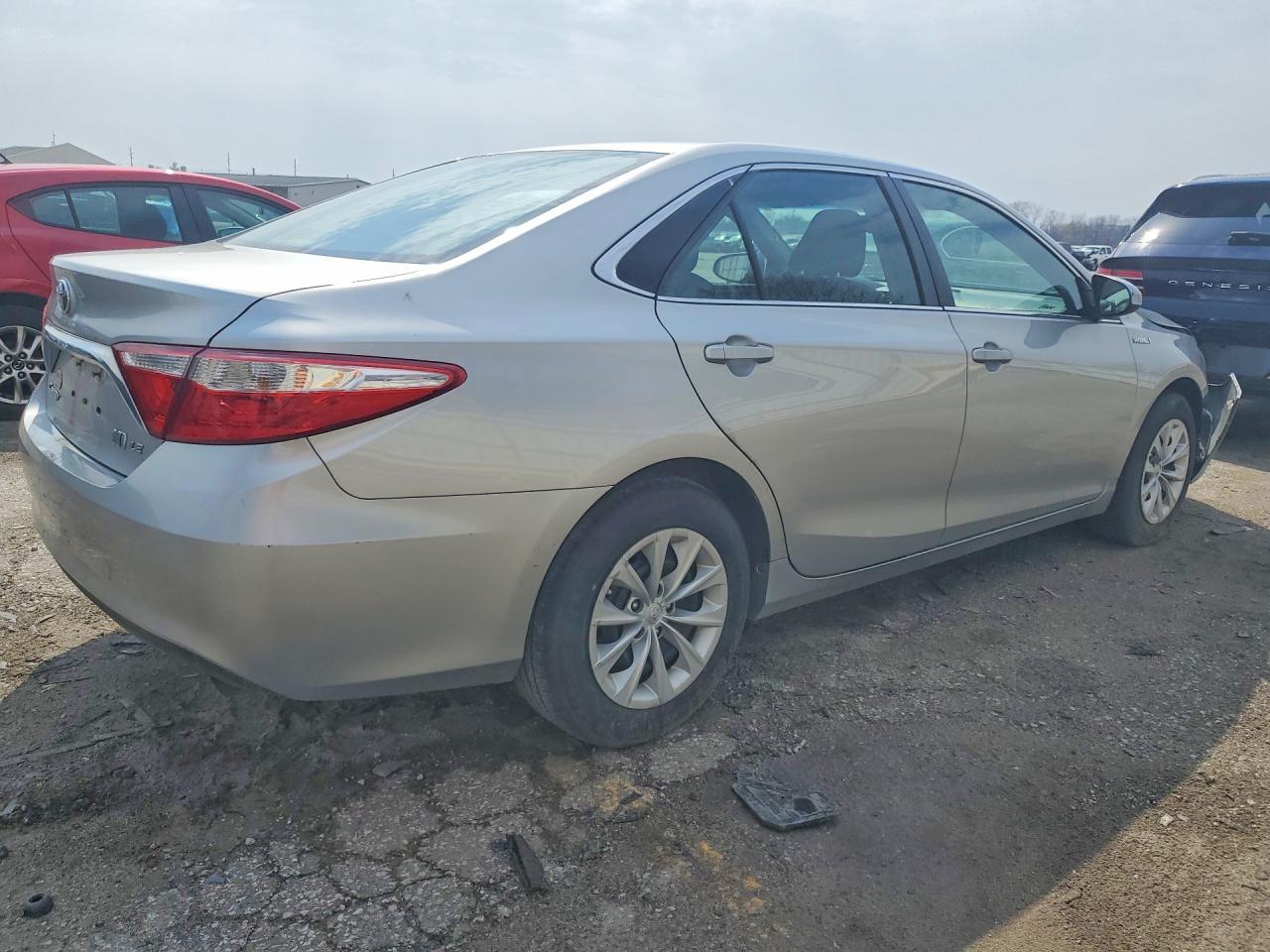 2015 Toyota Camry Hybrid Le - Image 3