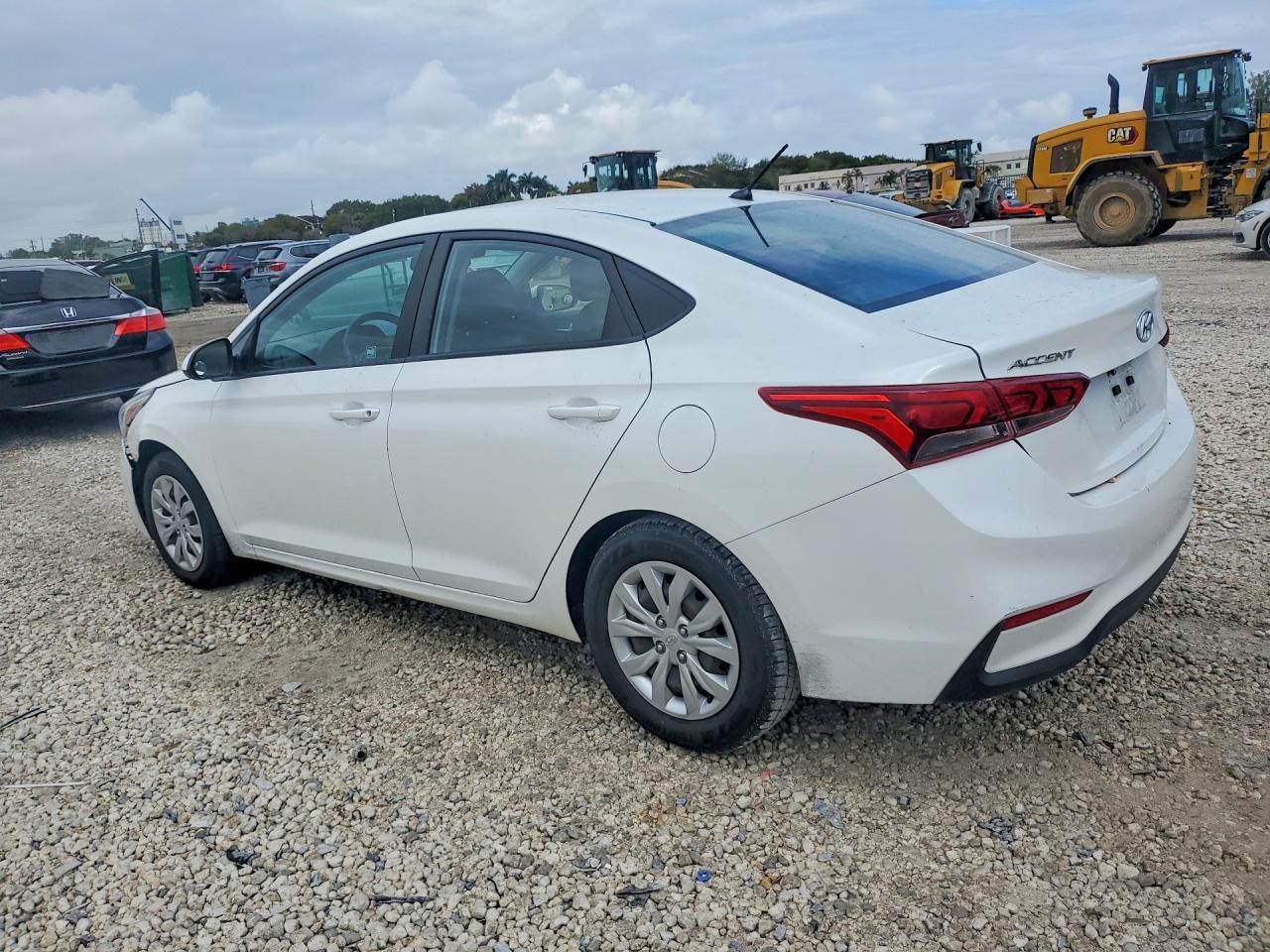 2021 Hyundai Accent Se - Фото 2