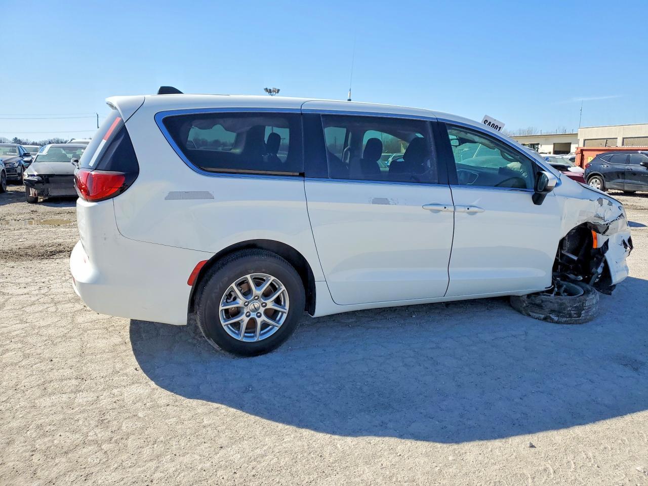 2023 Chrysler Voyager Lx - Фото 3