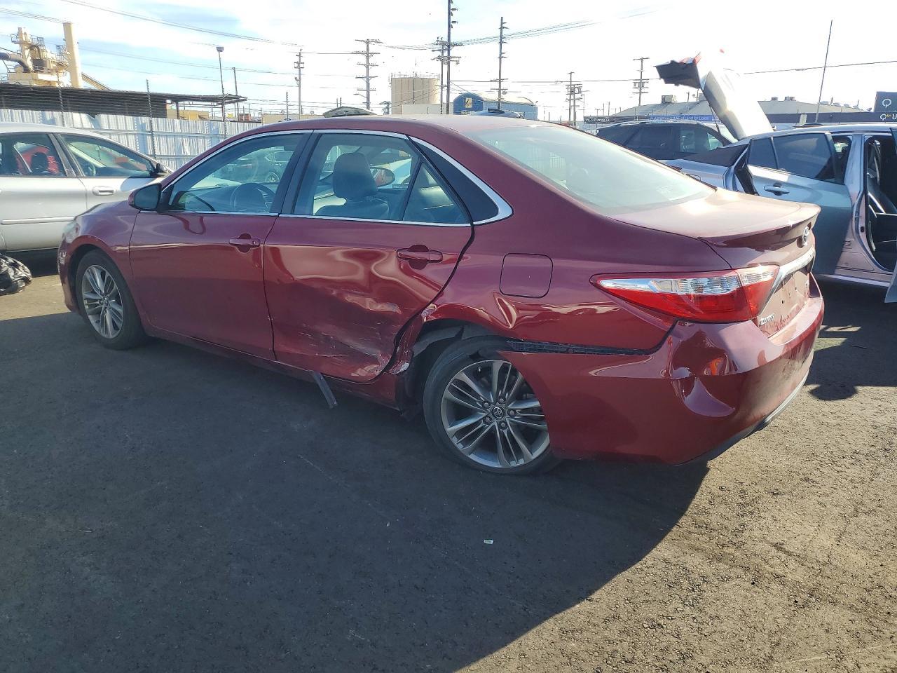 2016 Toyota Camry Se - Фото 2