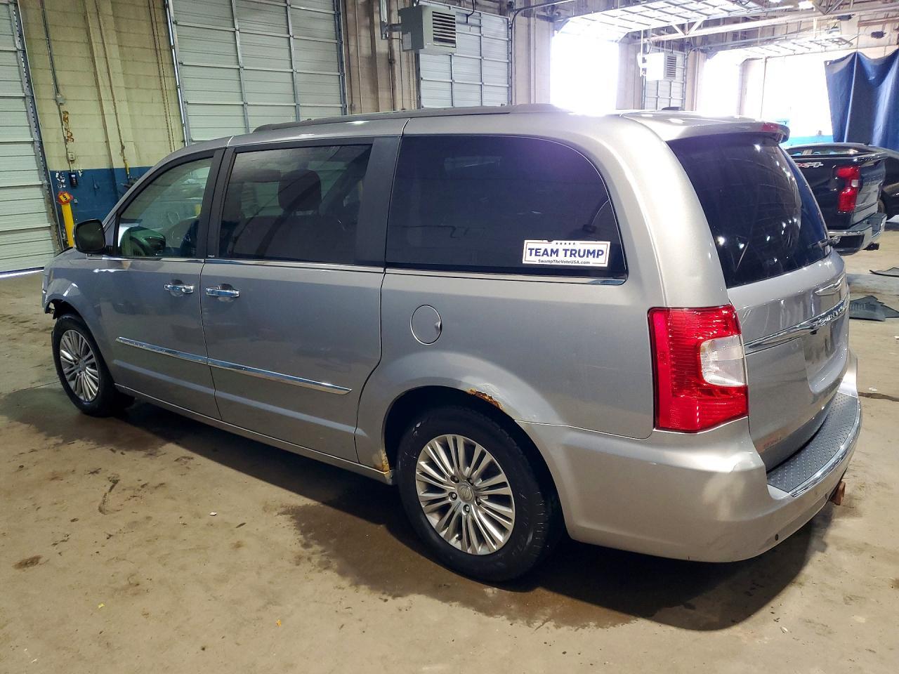 2013 Chrysler Town & Country Touring L - Фото 2