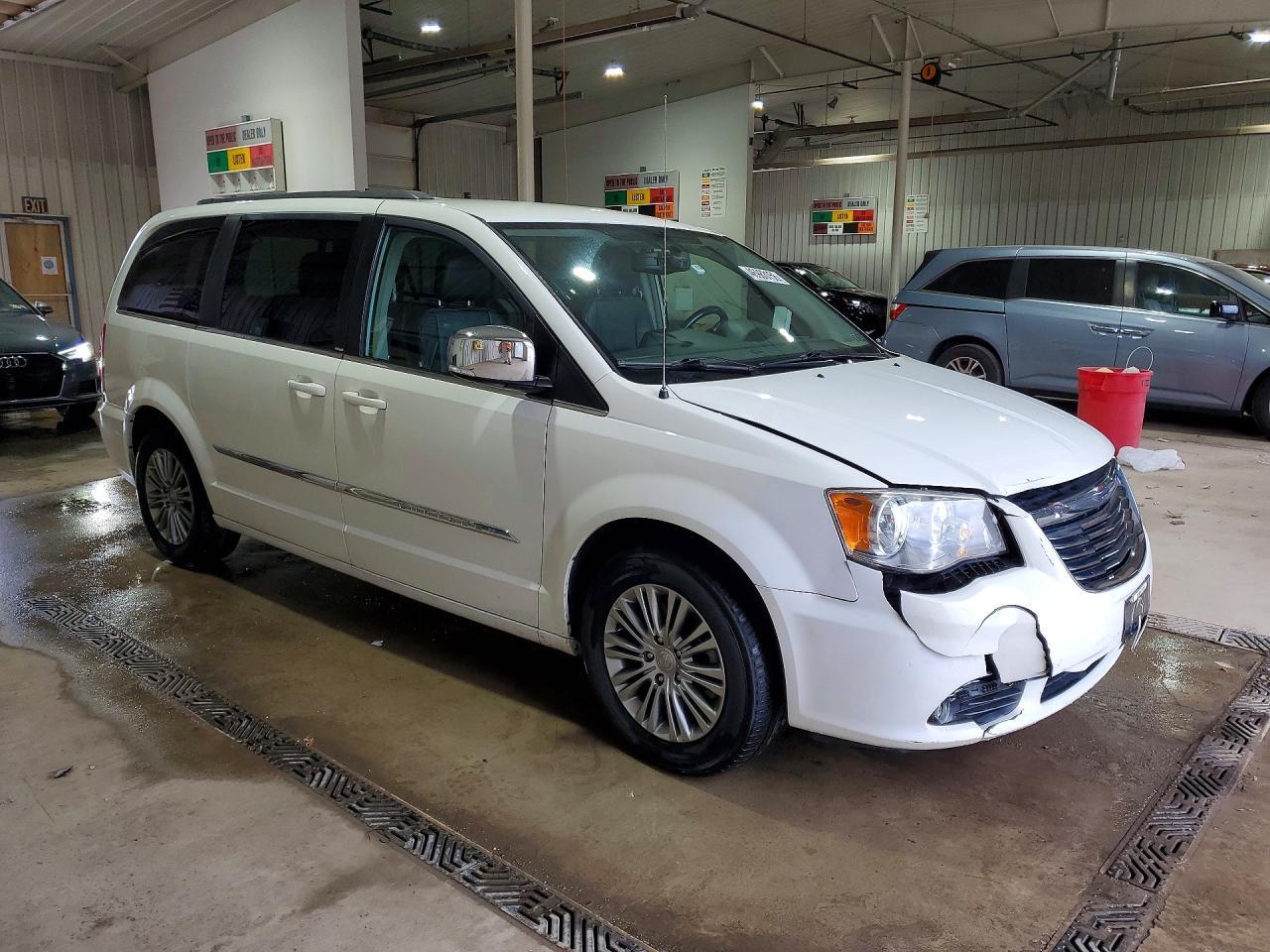 2013 Chrysler Town & Country Touring L - Фото 4