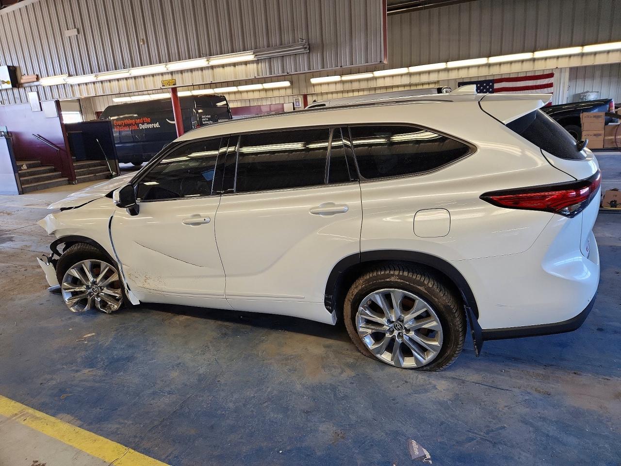 2020 Toyota Highlander Limited - Image 2