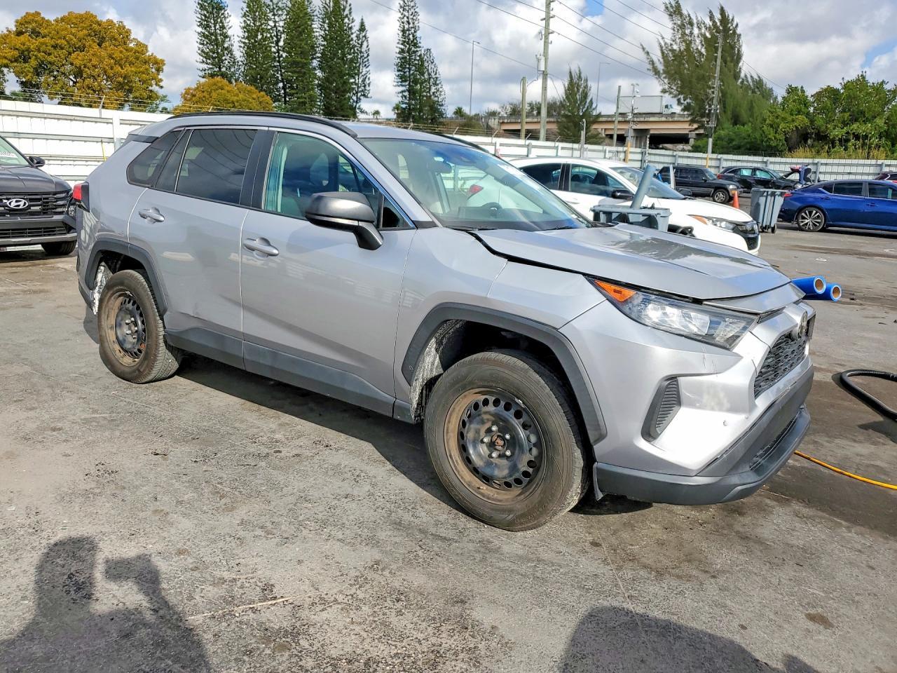 2020 Toyota Rav4 Le - Image 4