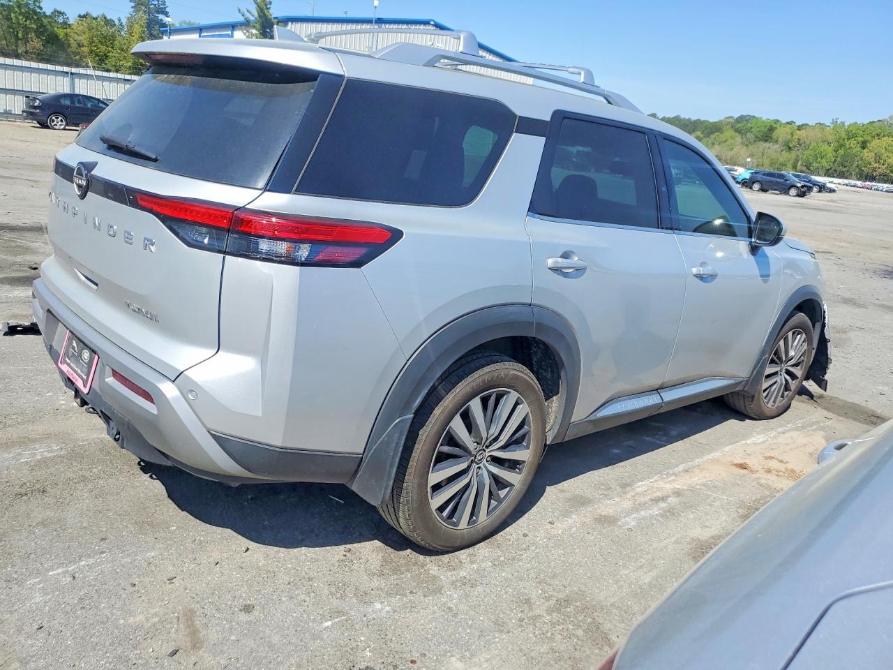 2022 Nissan Pathfinder Platinum - Фото 3