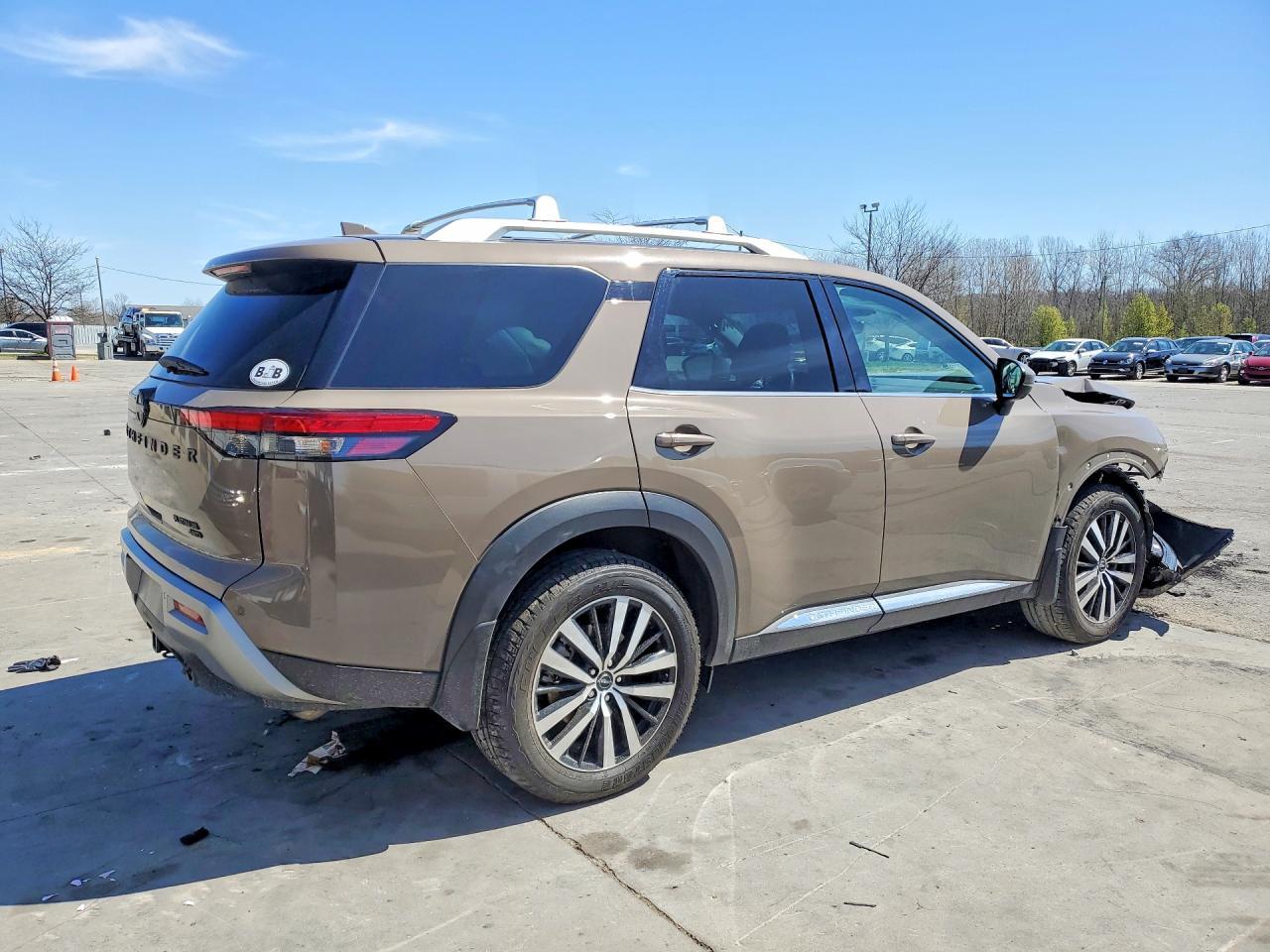 2024 Nissan Pathfinder Platinum - Image 3