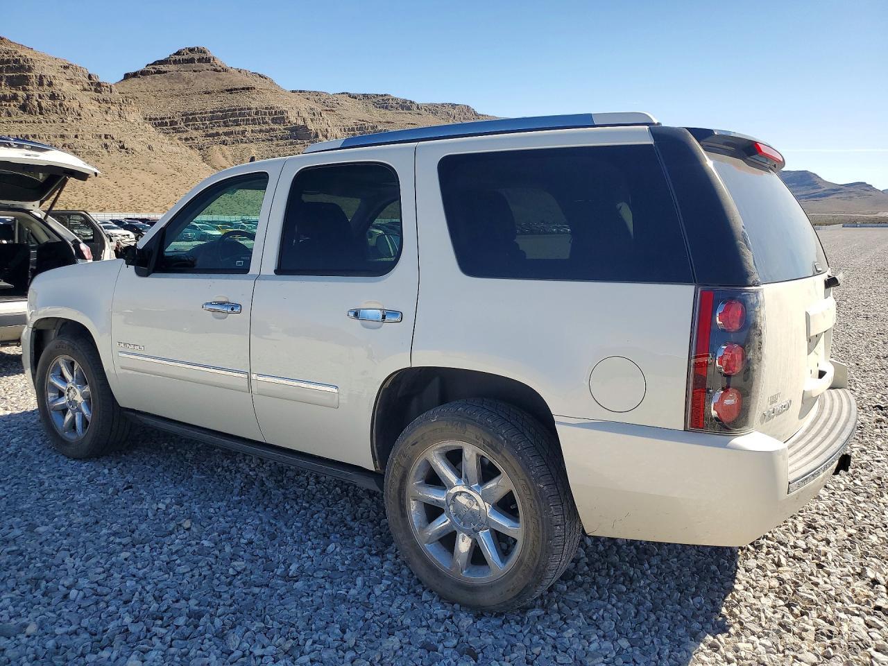 2014 GMC Yukon Denali - Image 2
