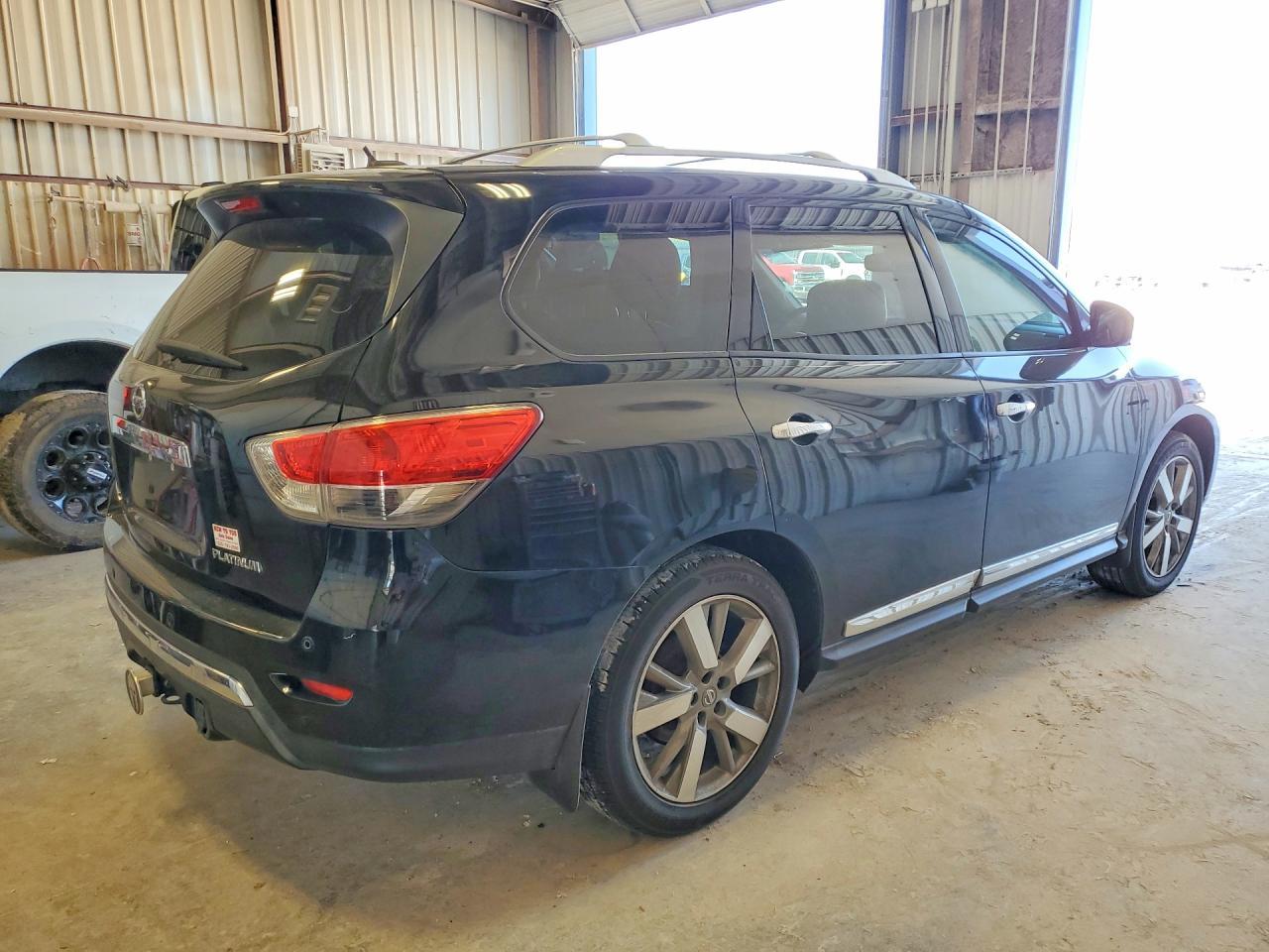 2014 Nissan Pathfinder S - Image 3