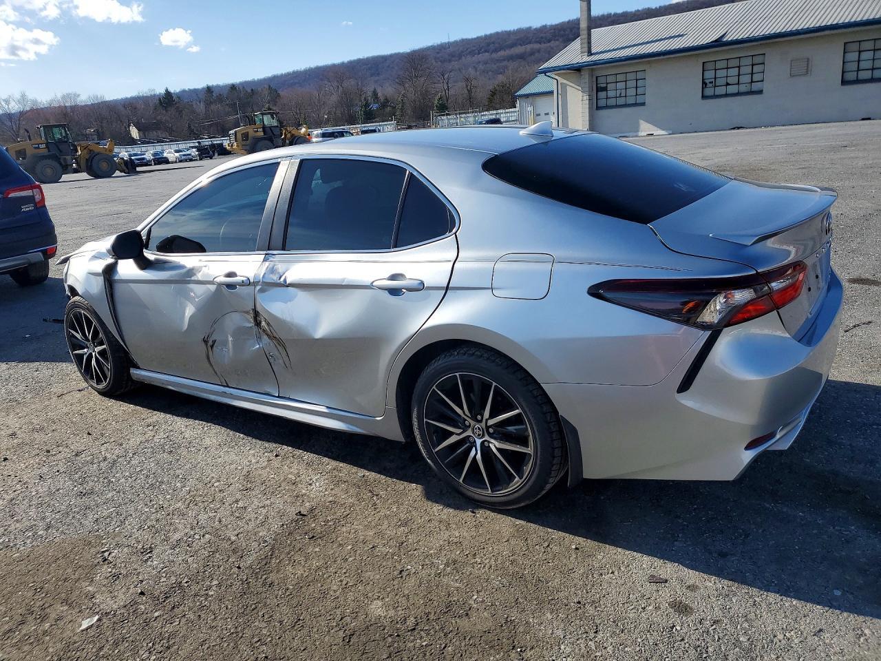 2022 Toyota Camry Se - Фото 2