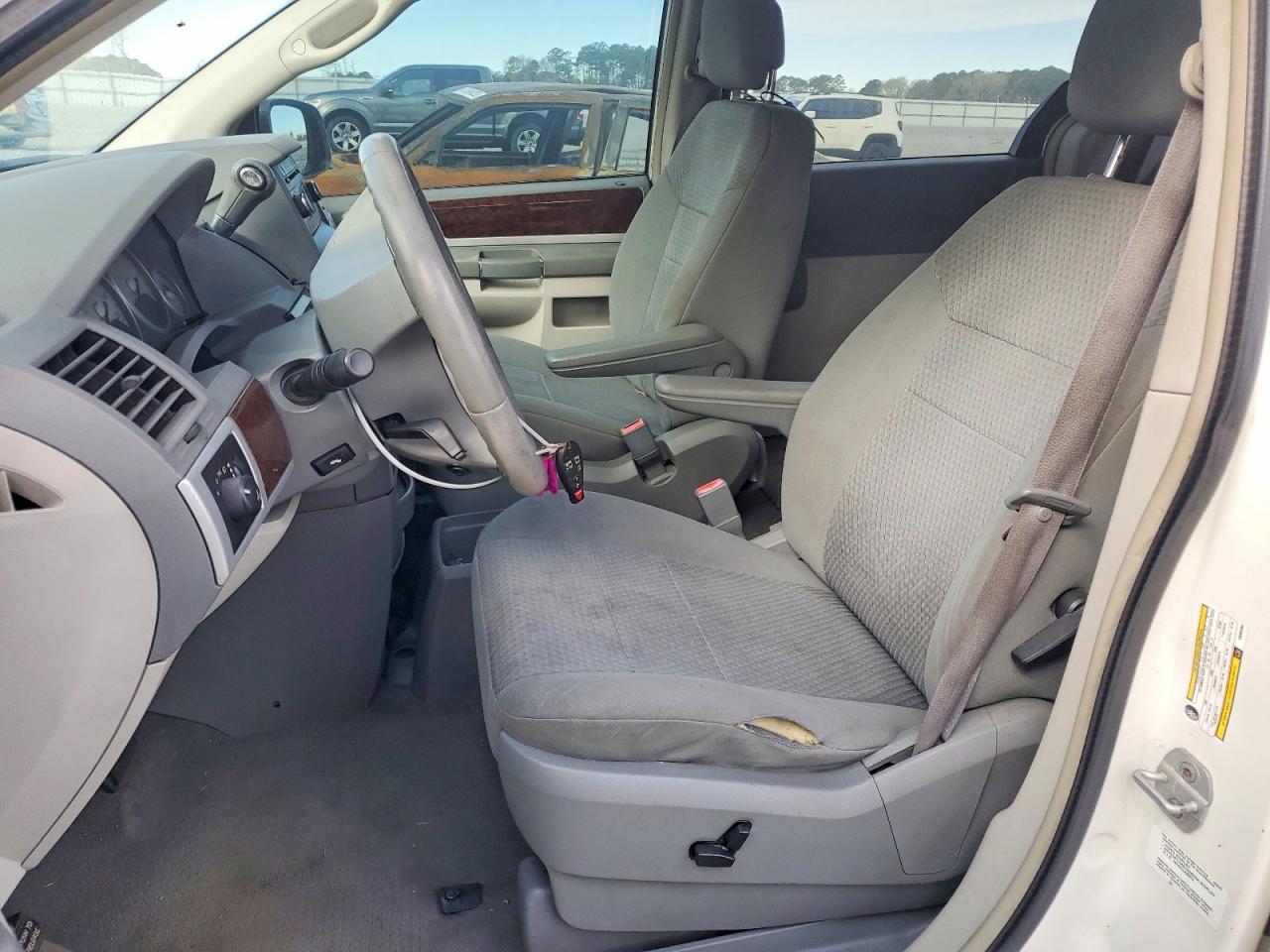 2010 Chrysler Town & Country Touring - Image 7