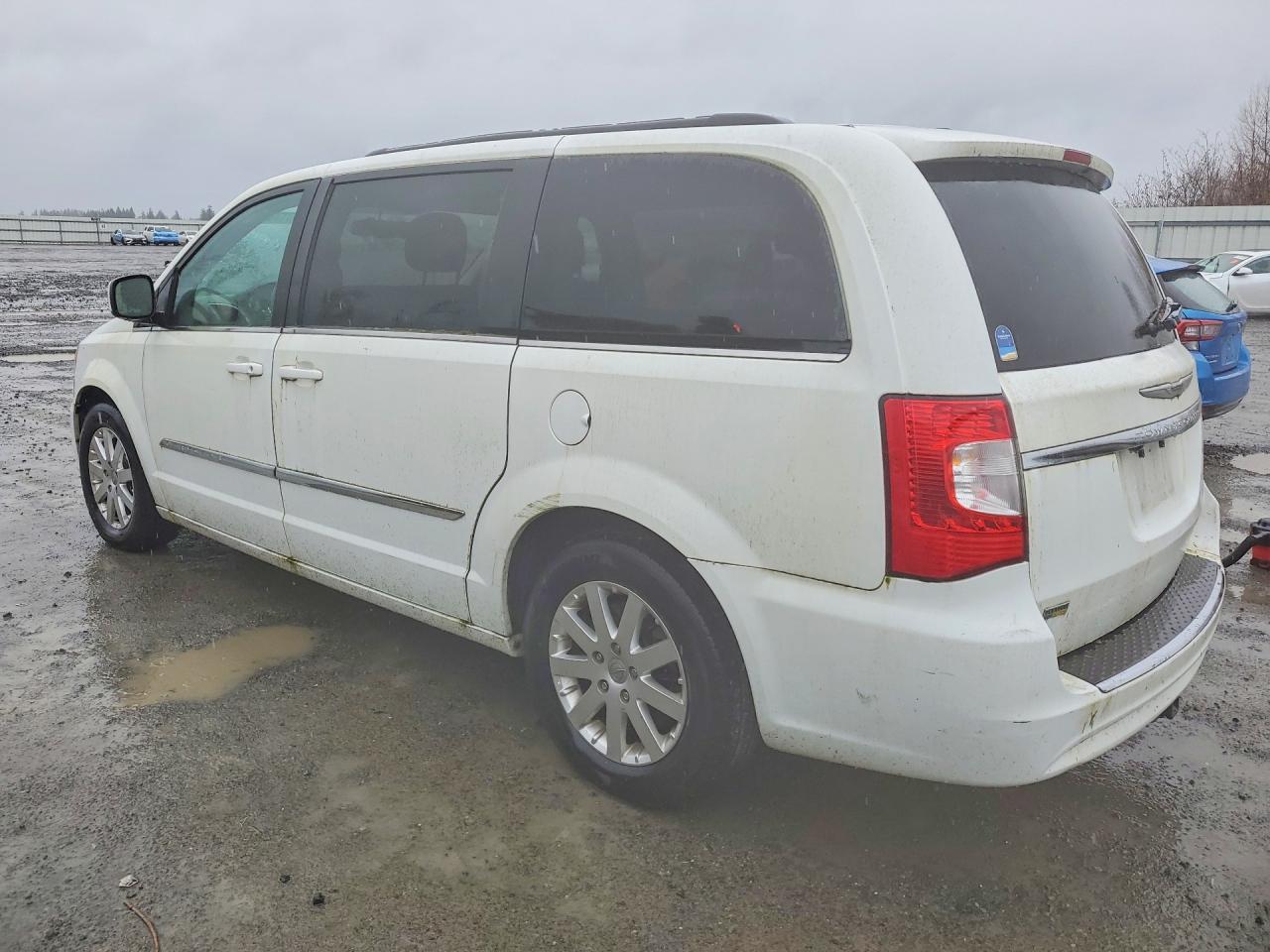 2015 Chrysler Town & Country Touring - Image 2