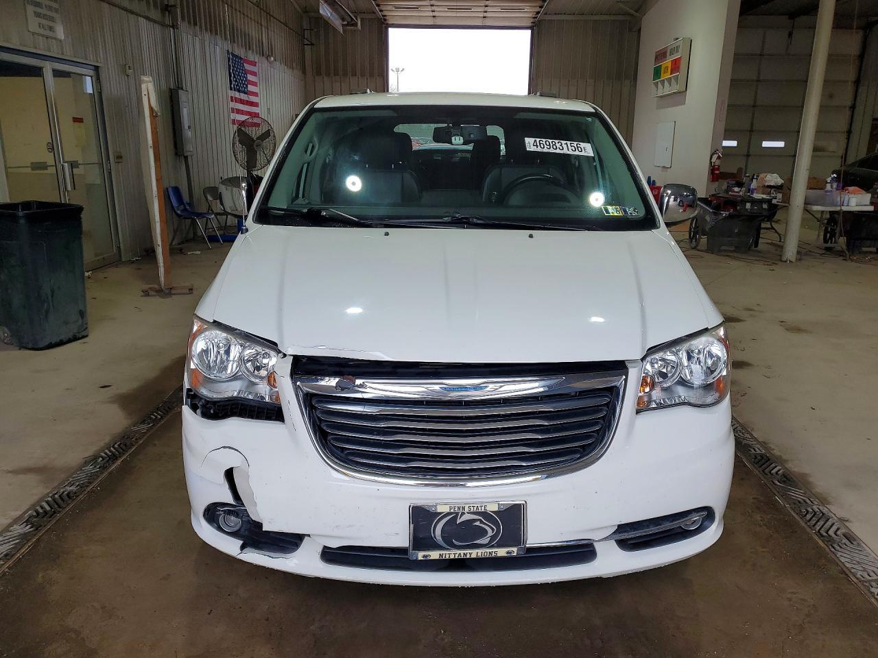 2013 Chrysler Town & Country Touring L - Фото 5