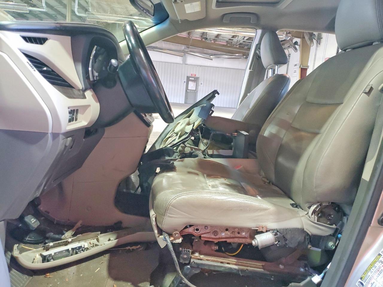 2015 Toyota Sienna Xle 8-Passenger - Фото 7