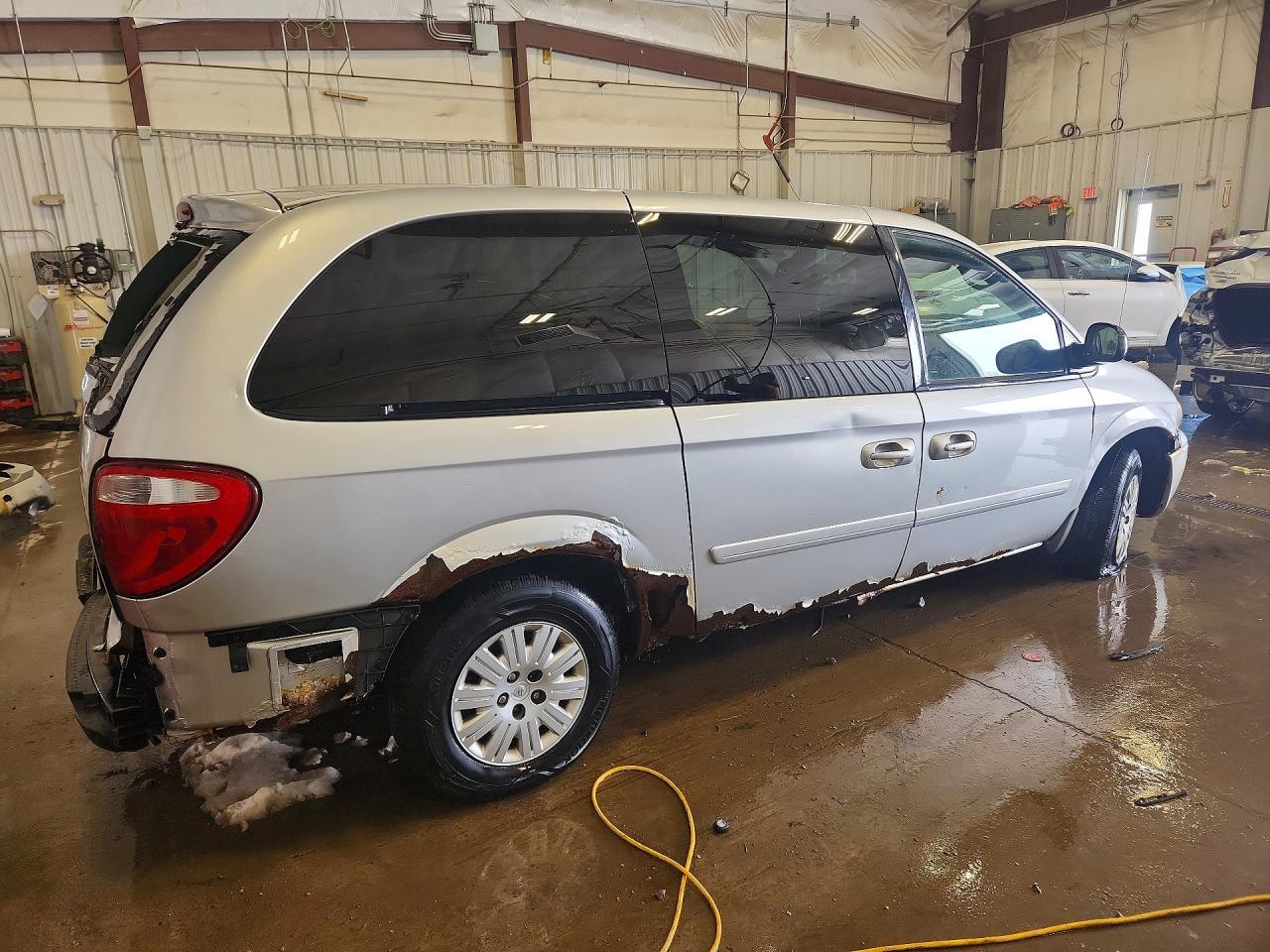 2007 Chrysler Town & Country Lx - Image 3