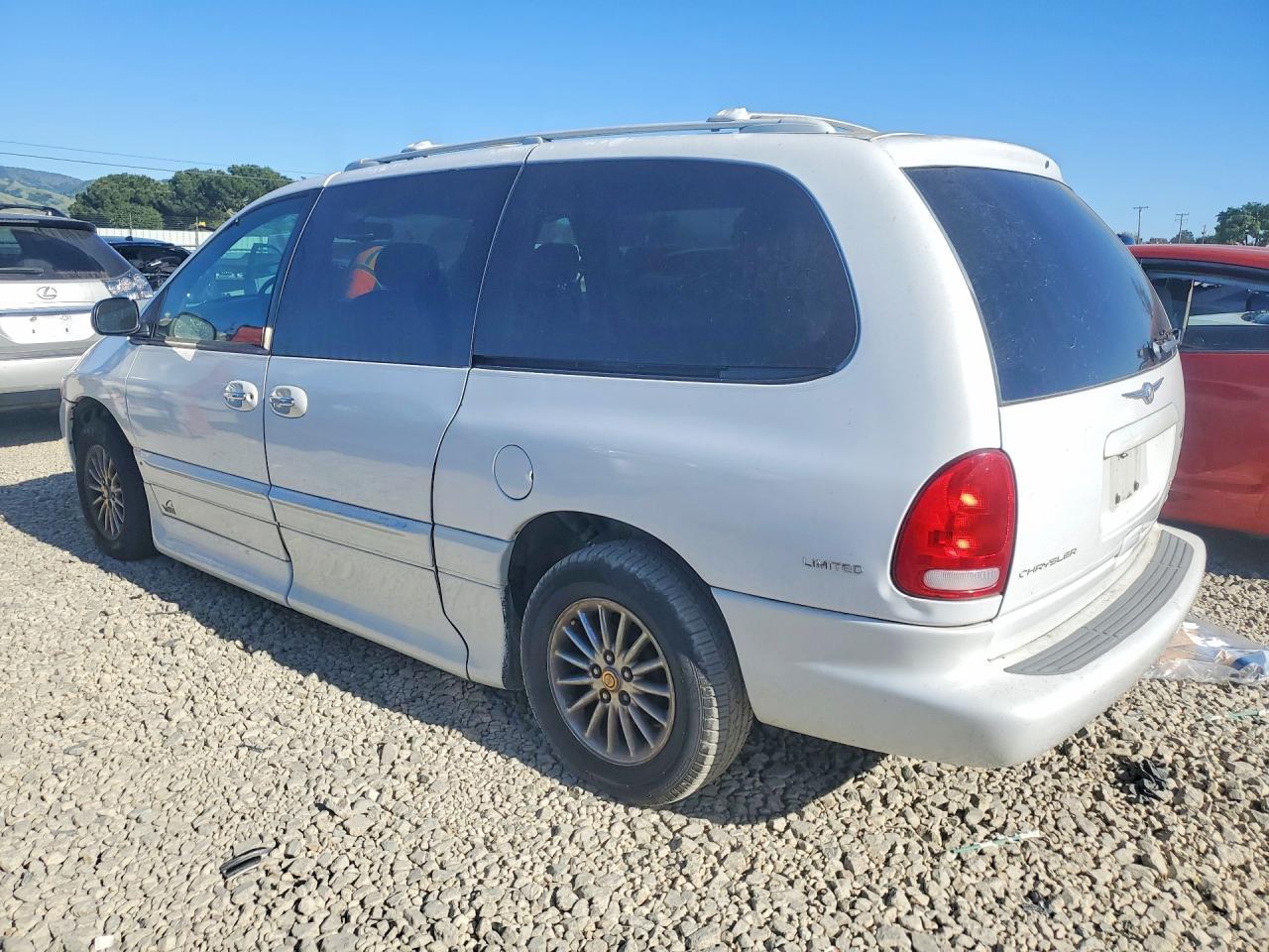 2000 Chrysler Town & Country Limited - Фото 2