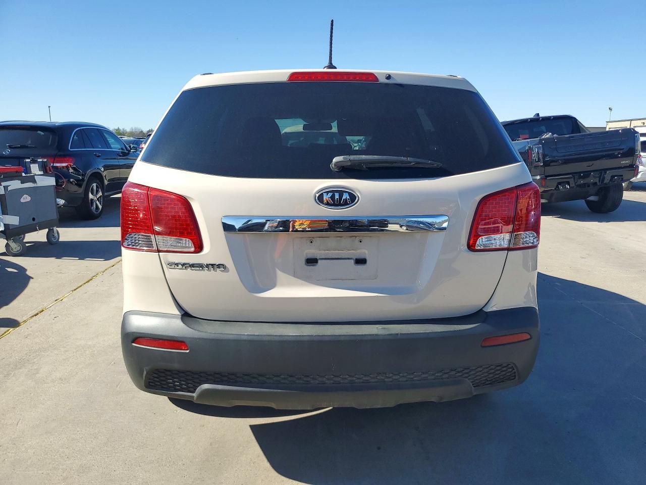 2011 Kia Sorento Lx - Image 6