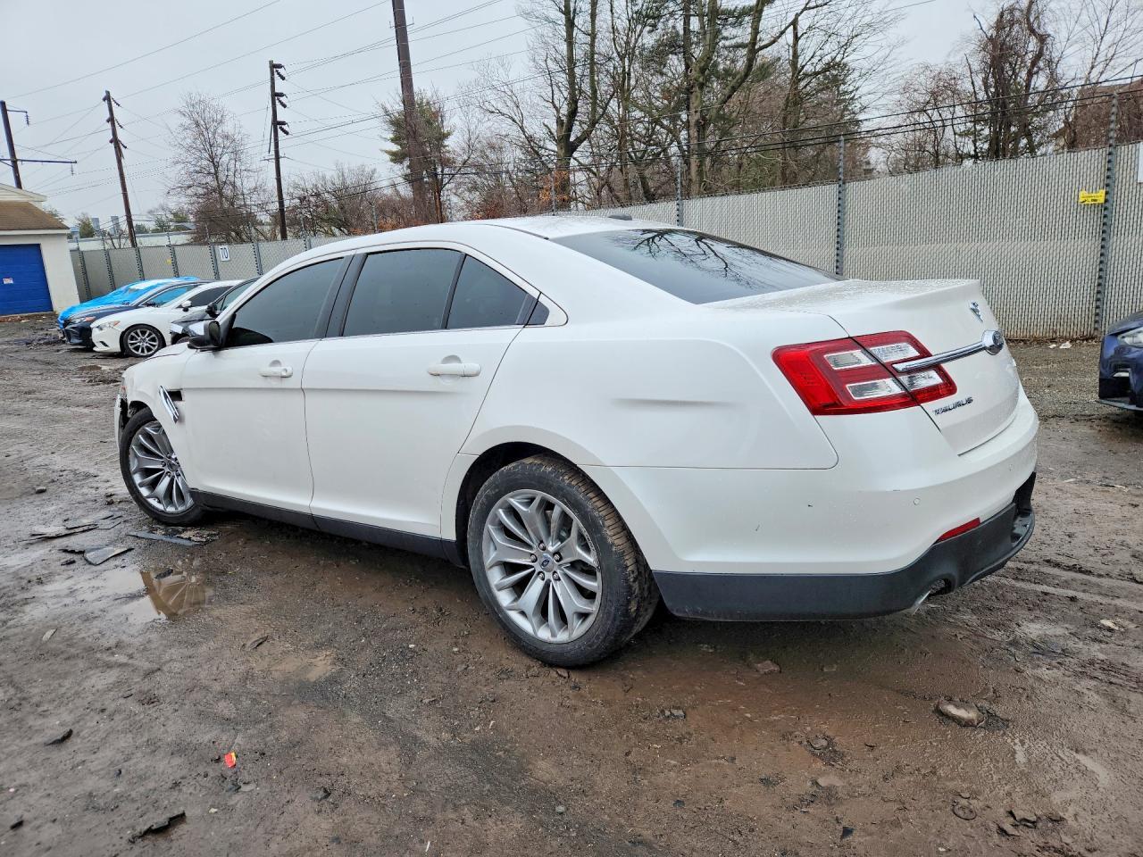 2013 Ford Taurus Limited - Фото 2