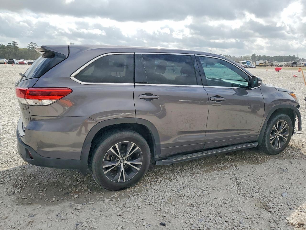 2017 Toyota Highlander Le - Фото 3