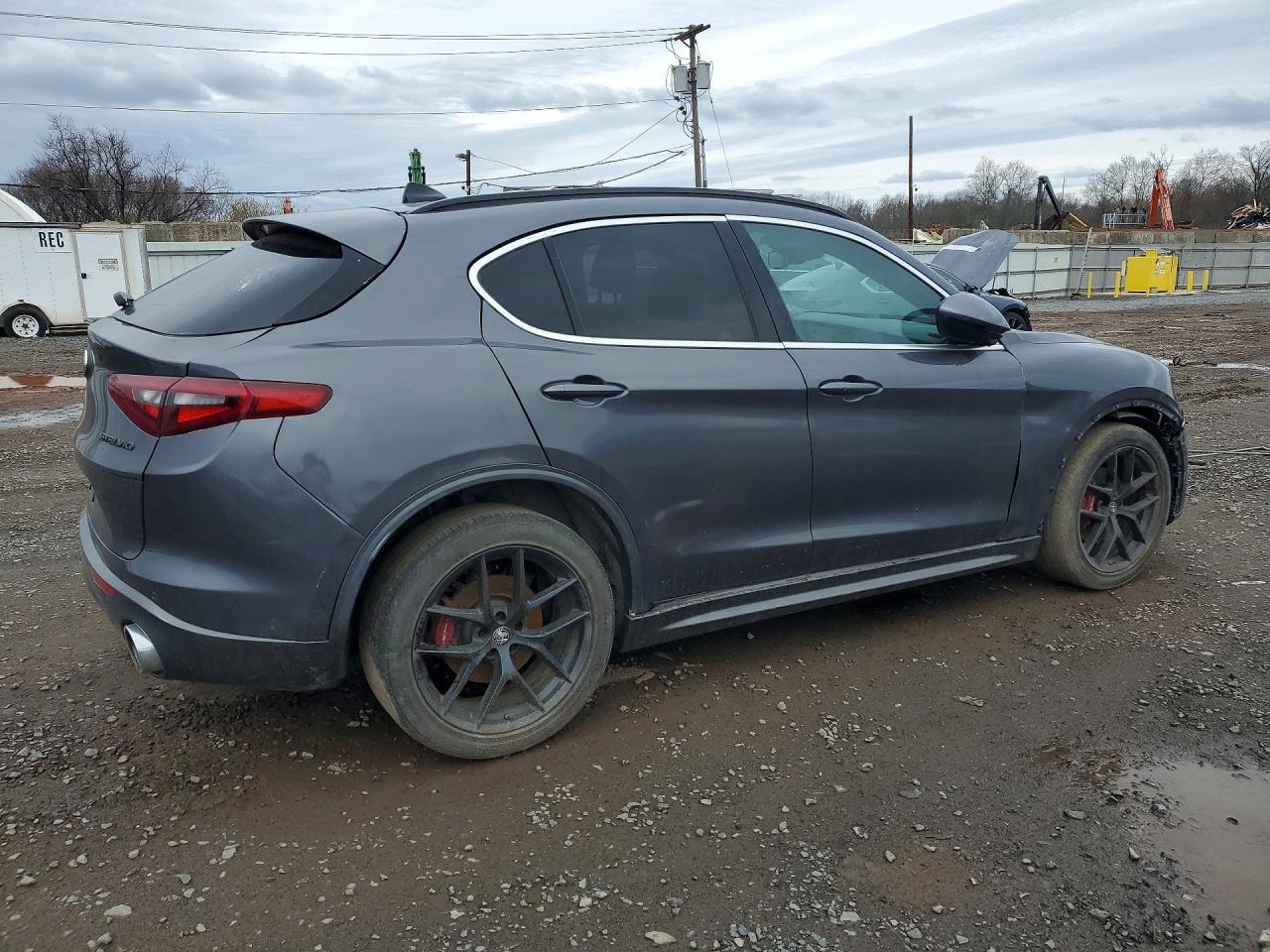 2021 Alfa Romeo Stelvio Ti - Фото 3