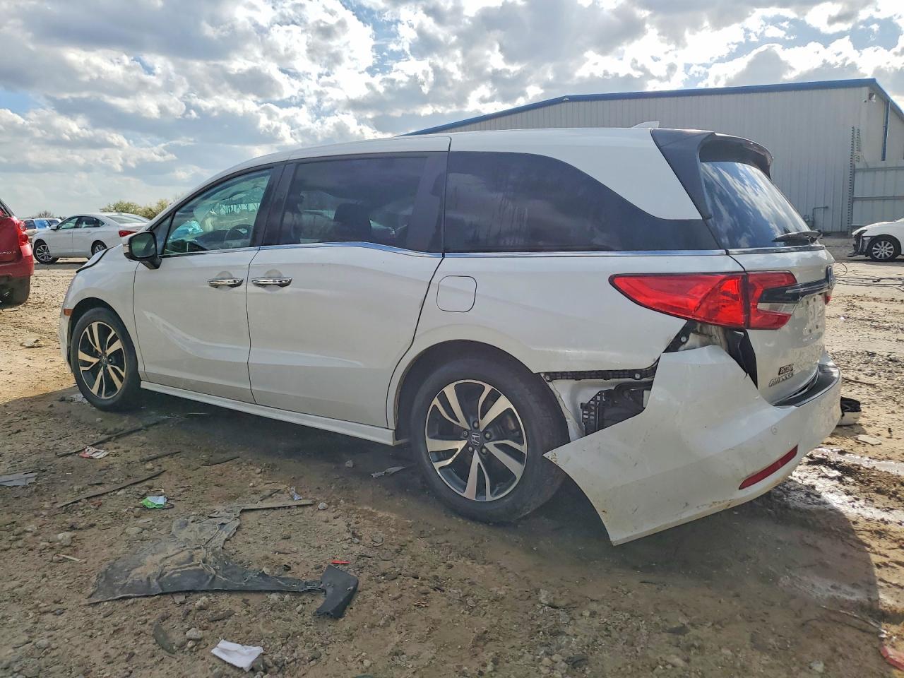 2023 Honda Odyssey Touring - Image 2