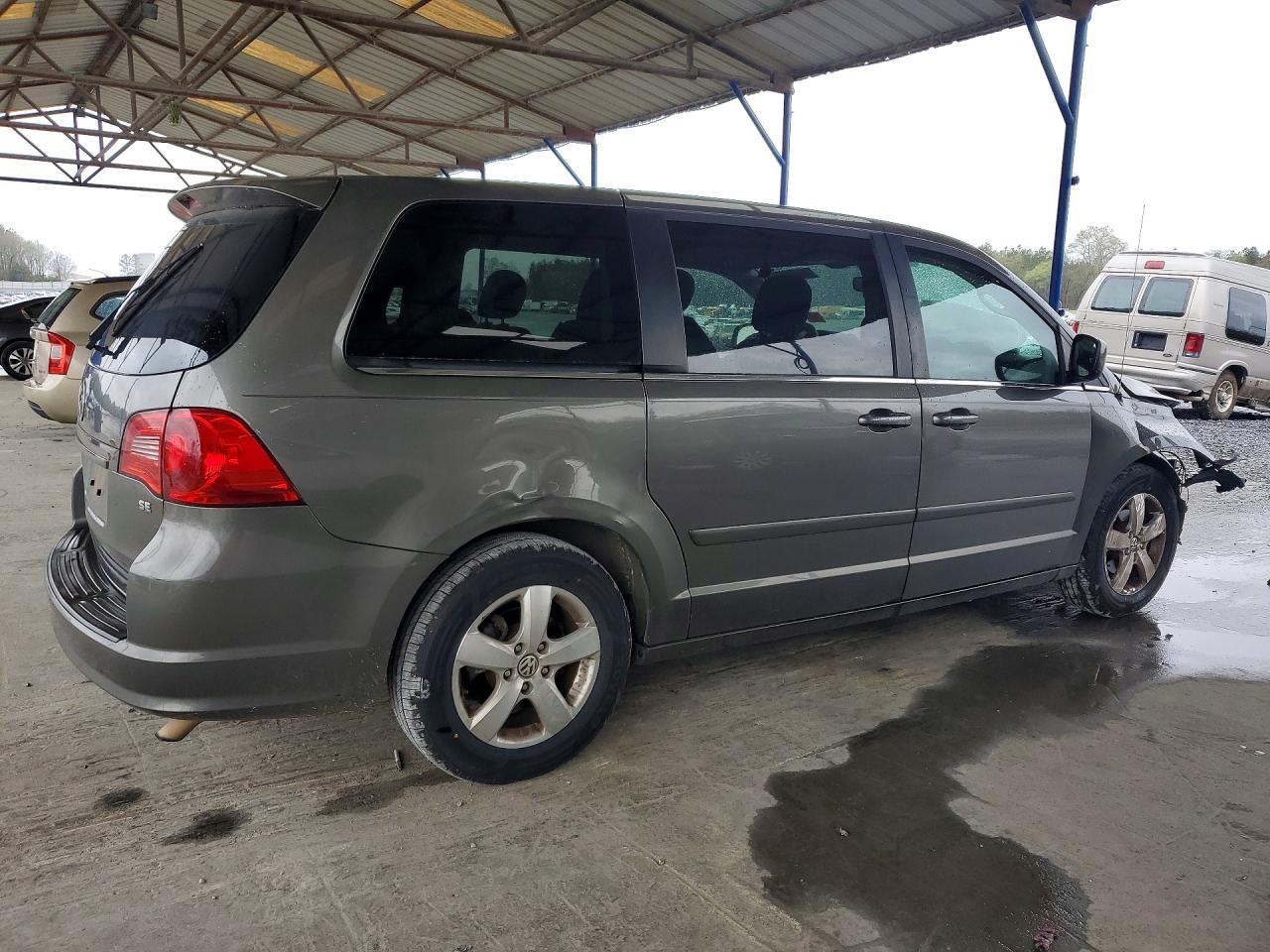 2010 Volkswagen Routan Se - Image 3