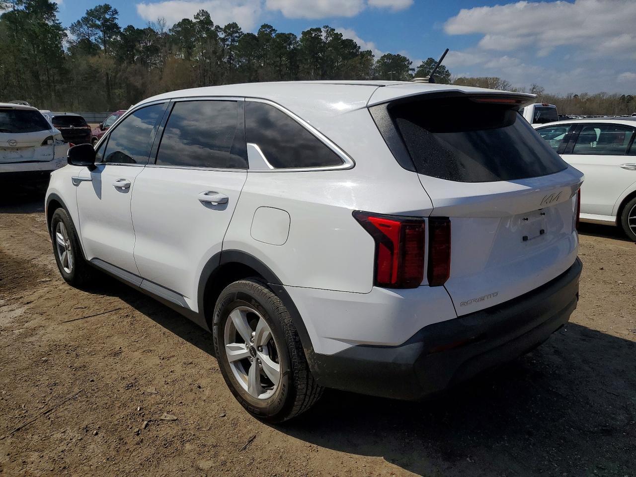 2023 Kia Sorento Lx - Image 2