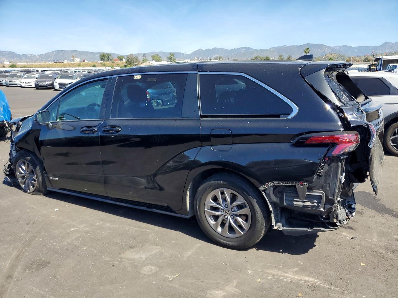 2021 Toyota Sienna Le 8-Passenger - Image 2