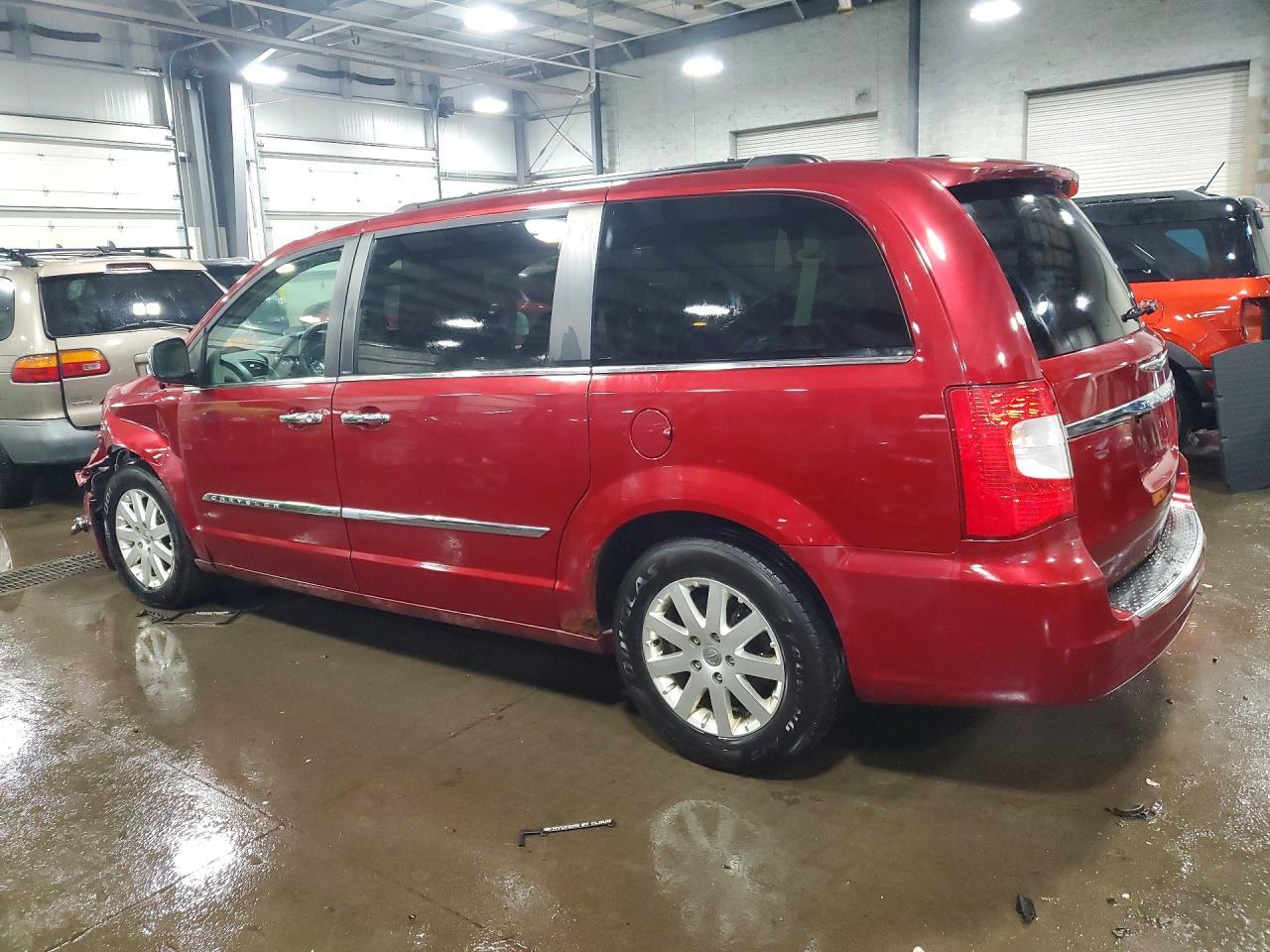 2012 Chrysler Town & Country Touring L - Фото 2