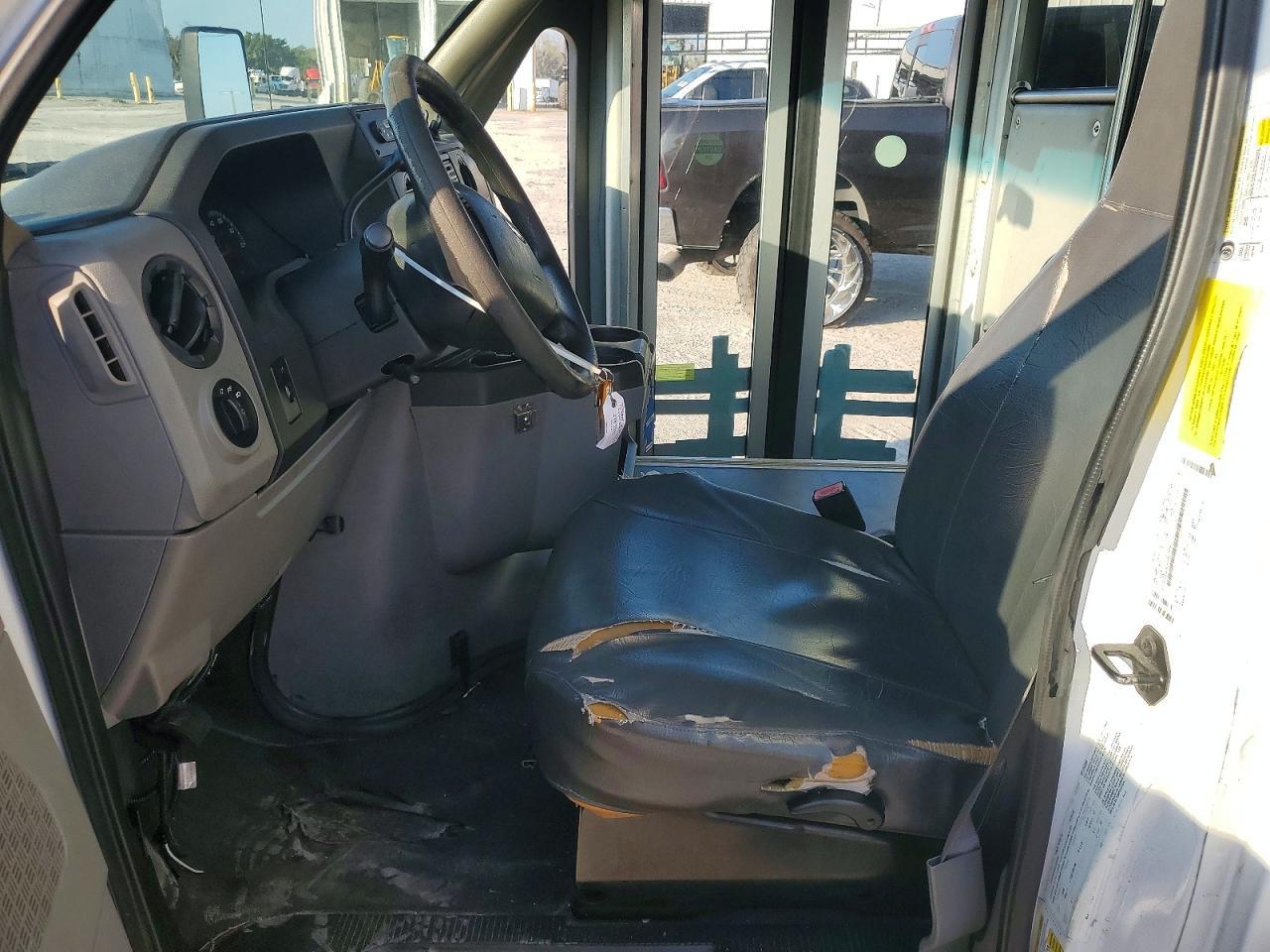 2014 Ford E450 Shuttle Bus - Фото 7