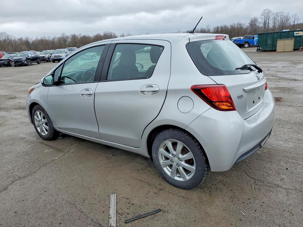 2015 Toyota Yaris 5-Door Le - Фото 2