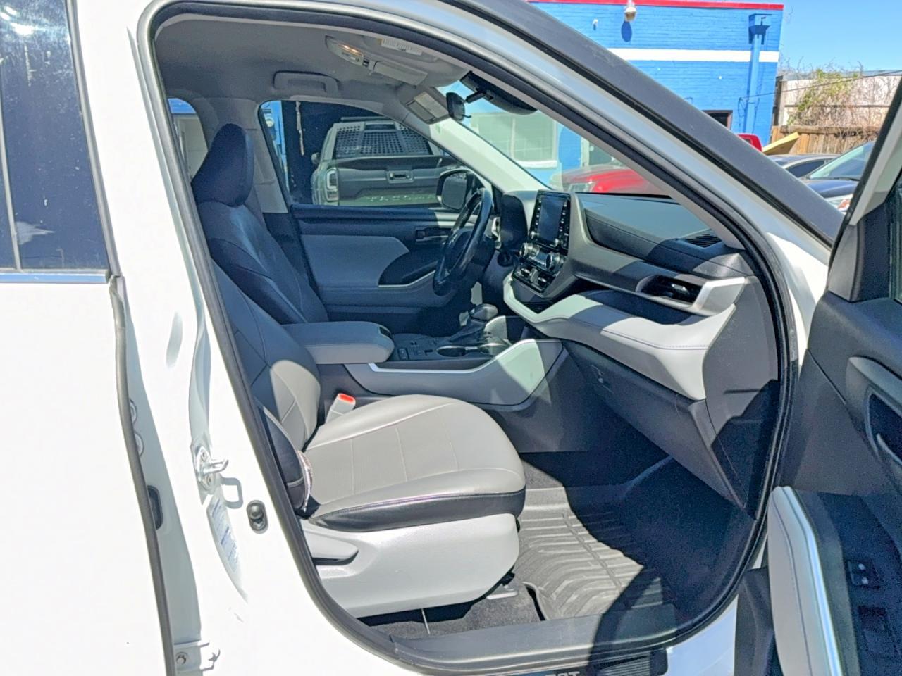 2020 Toyota Highlander Le - Image 5