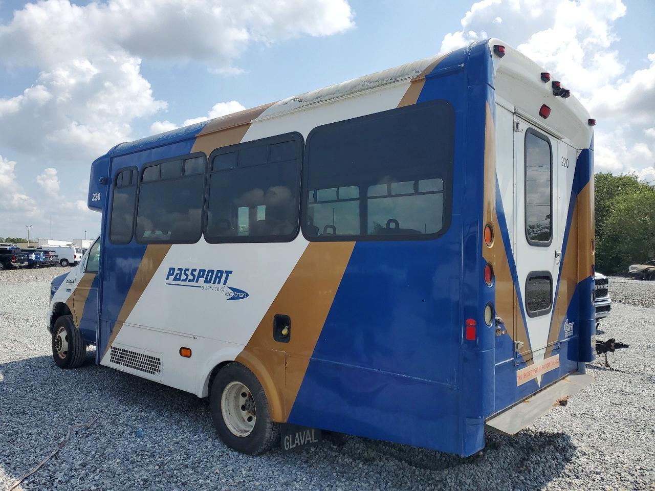 2016 Ford Econoline E450 Super Duty Cutaway Van - Фото 3