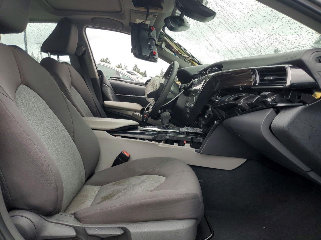 2020 Toyota Camry Hybrid Le - Image 7