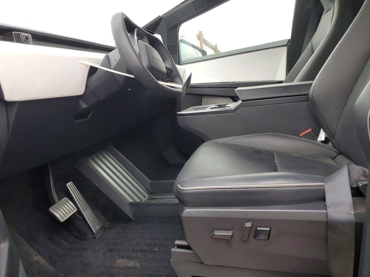 2024 Tesla Cybertruck - Image 7