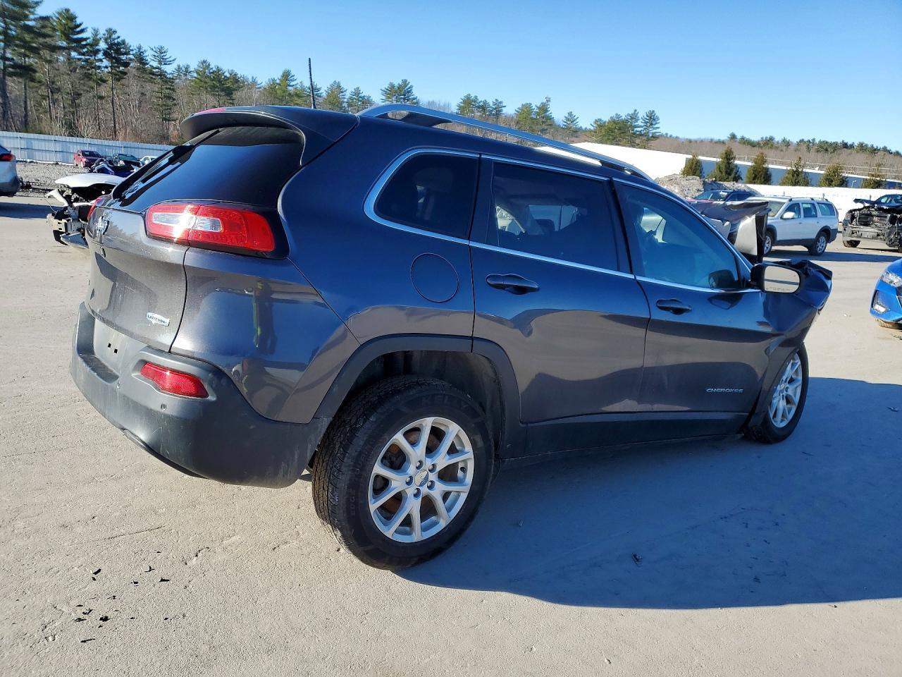 2016 Jeep Cherokee Latitude - Image 3