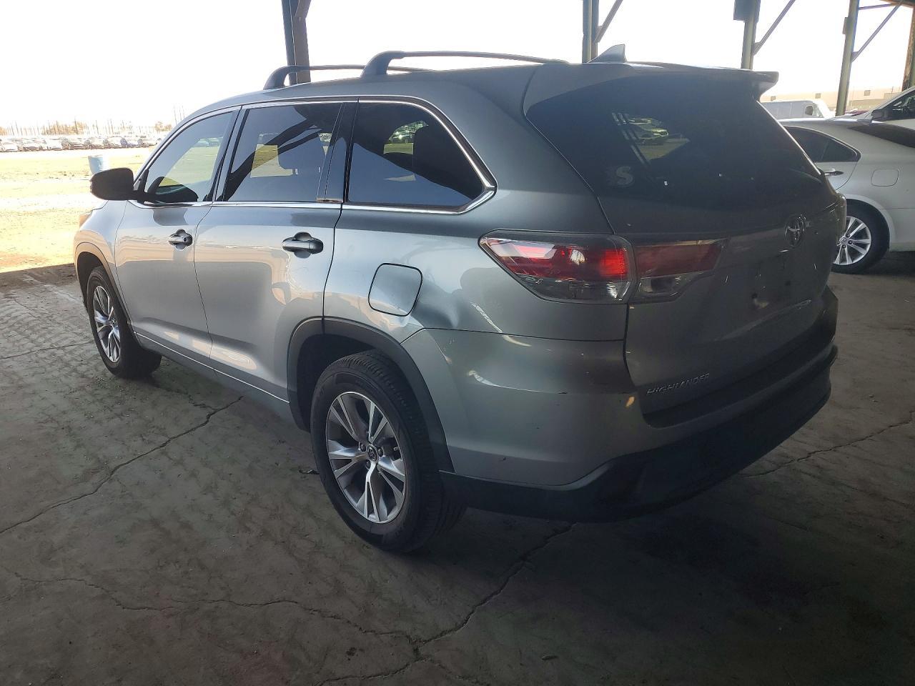 2016 Toyota Highlander Le Plus - Image 2