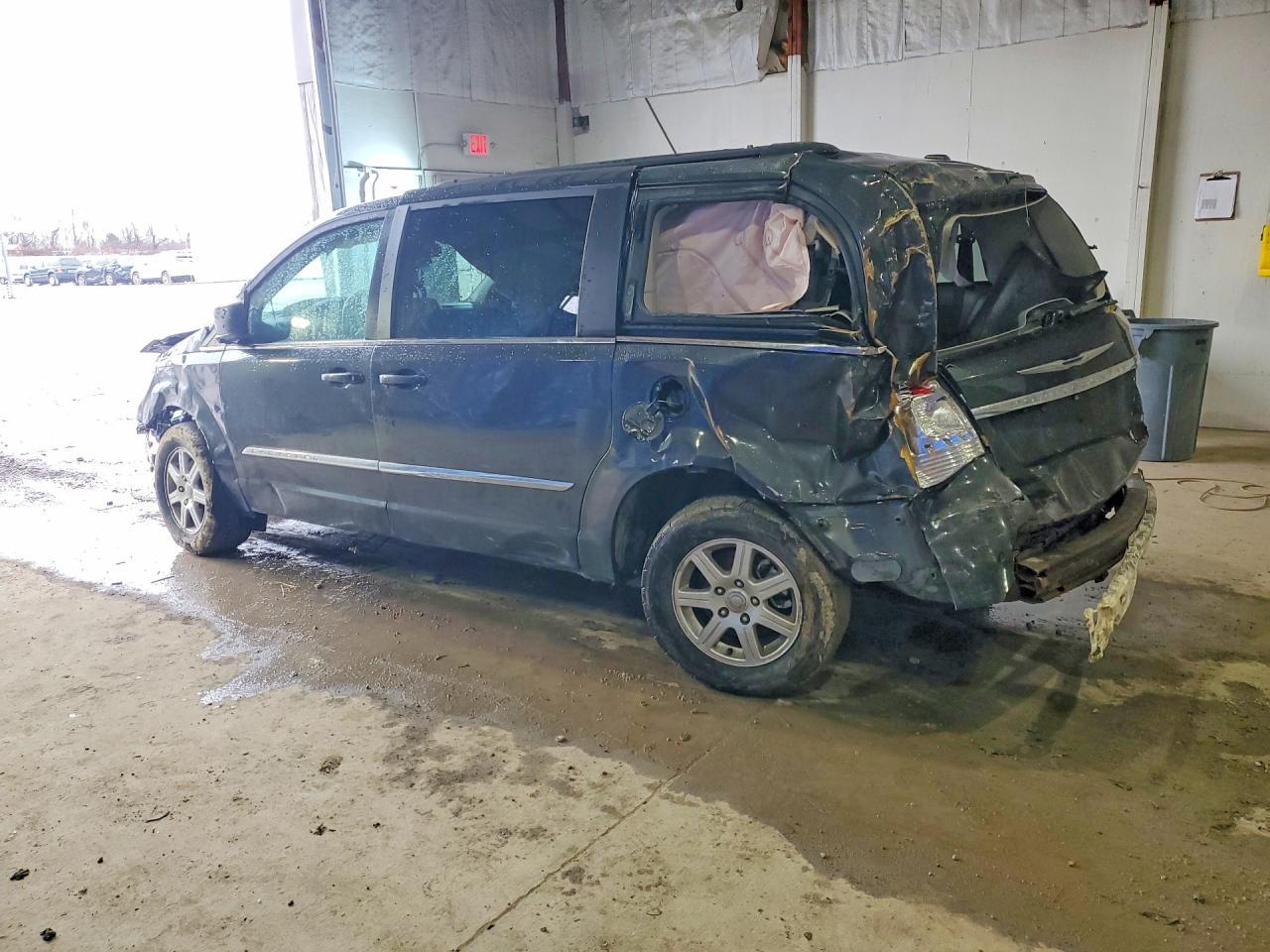 2012 Chrysler Town & Country Touring - Image 2