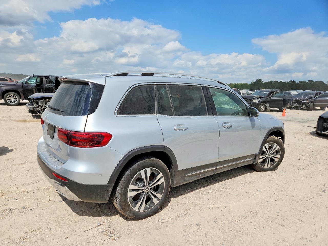 2025 Mercedes-Benz Glb 250 - Image 3