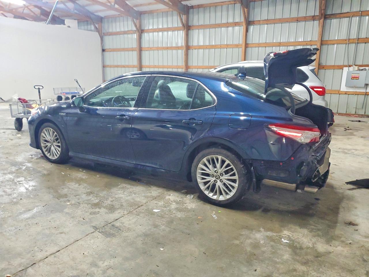 2020 Toyota Camry Hybrid Xle - Фото 2