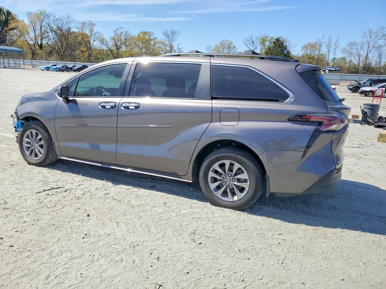 2024 Toyota Sienna Xle 7-Passenger - Image 2