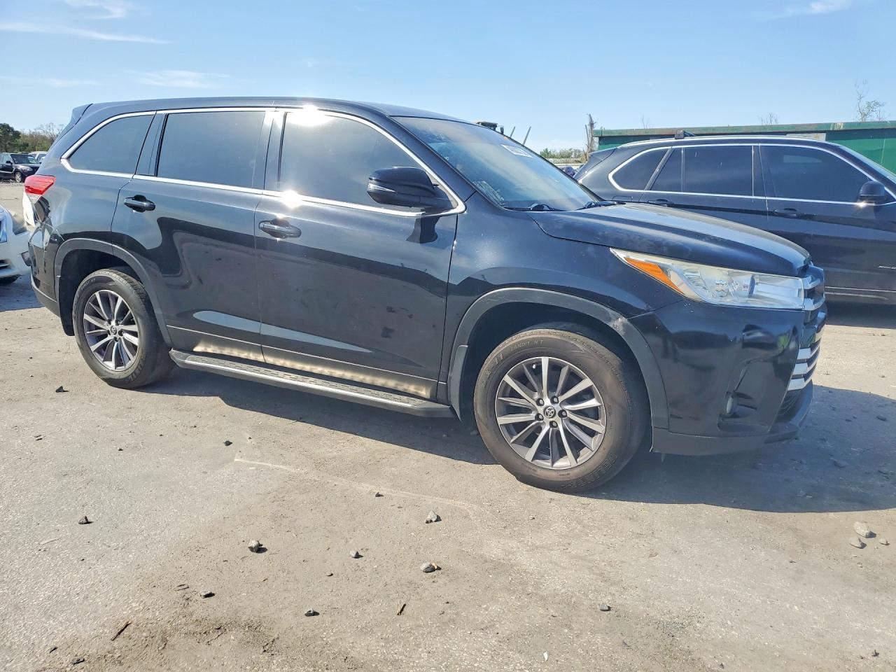 2019 Toyota Highlander Le Plus - Image 4