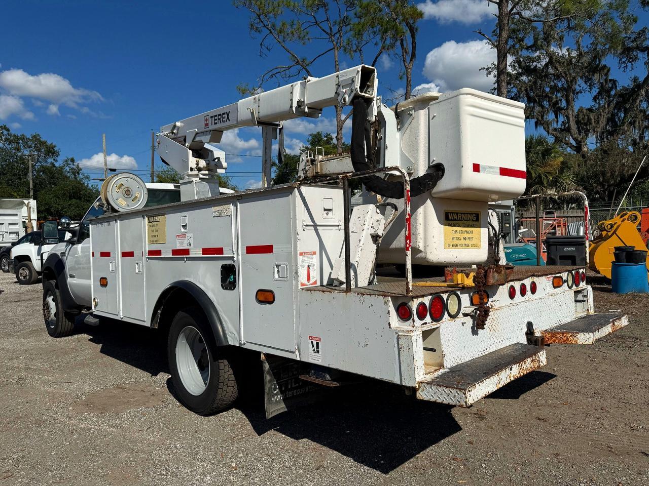 2006 Ford F-450 Sd Bucket Truck - Фото 3