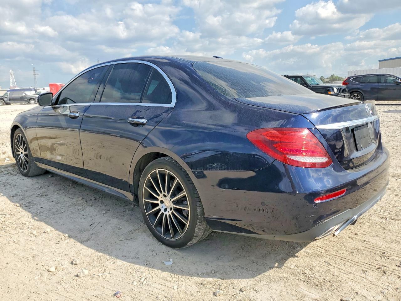 2017 Mercedes-Benz E 300 4Matic - Фото 2
