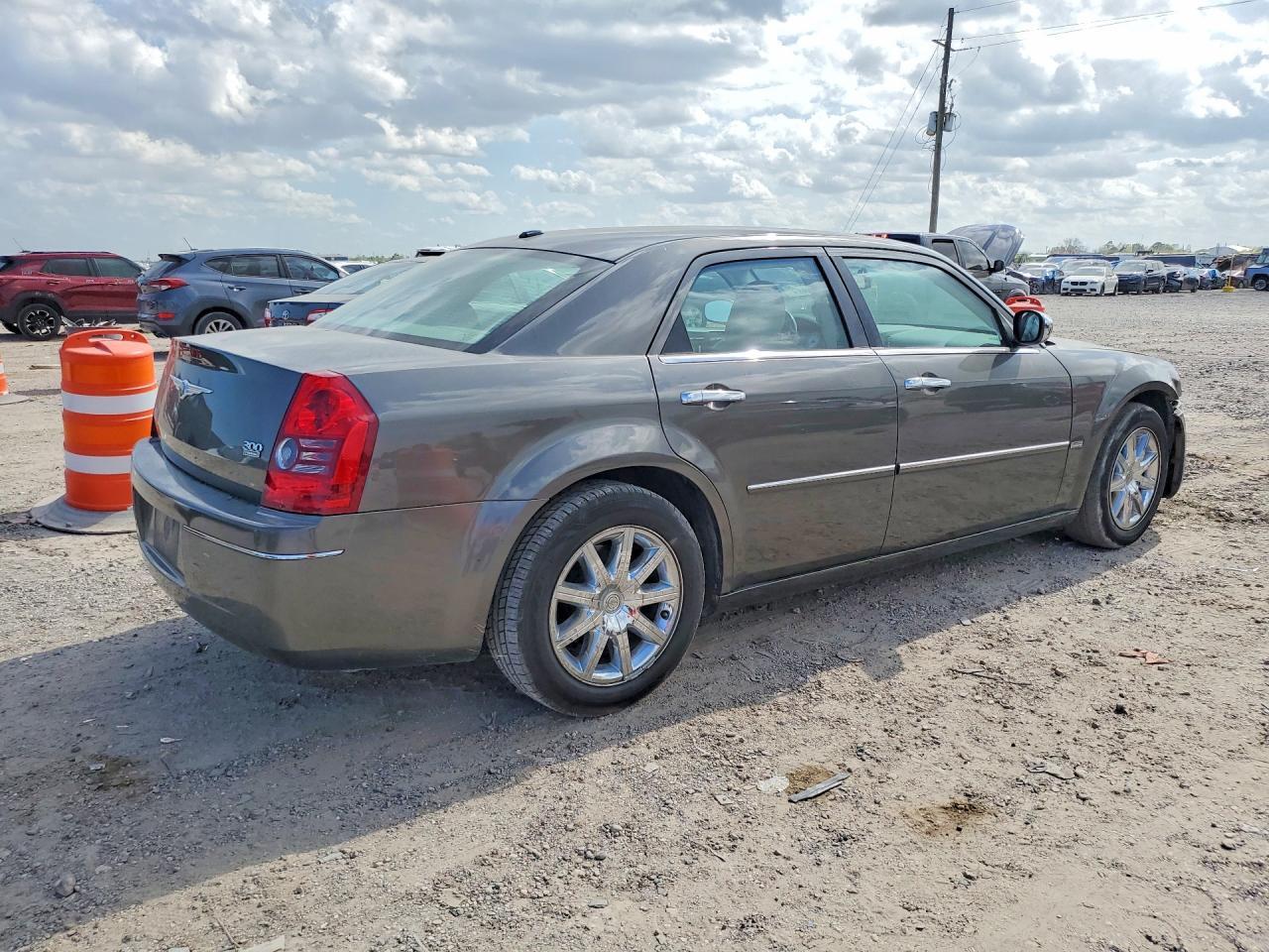 2010 Chrysler 300 Touring - Фото 3