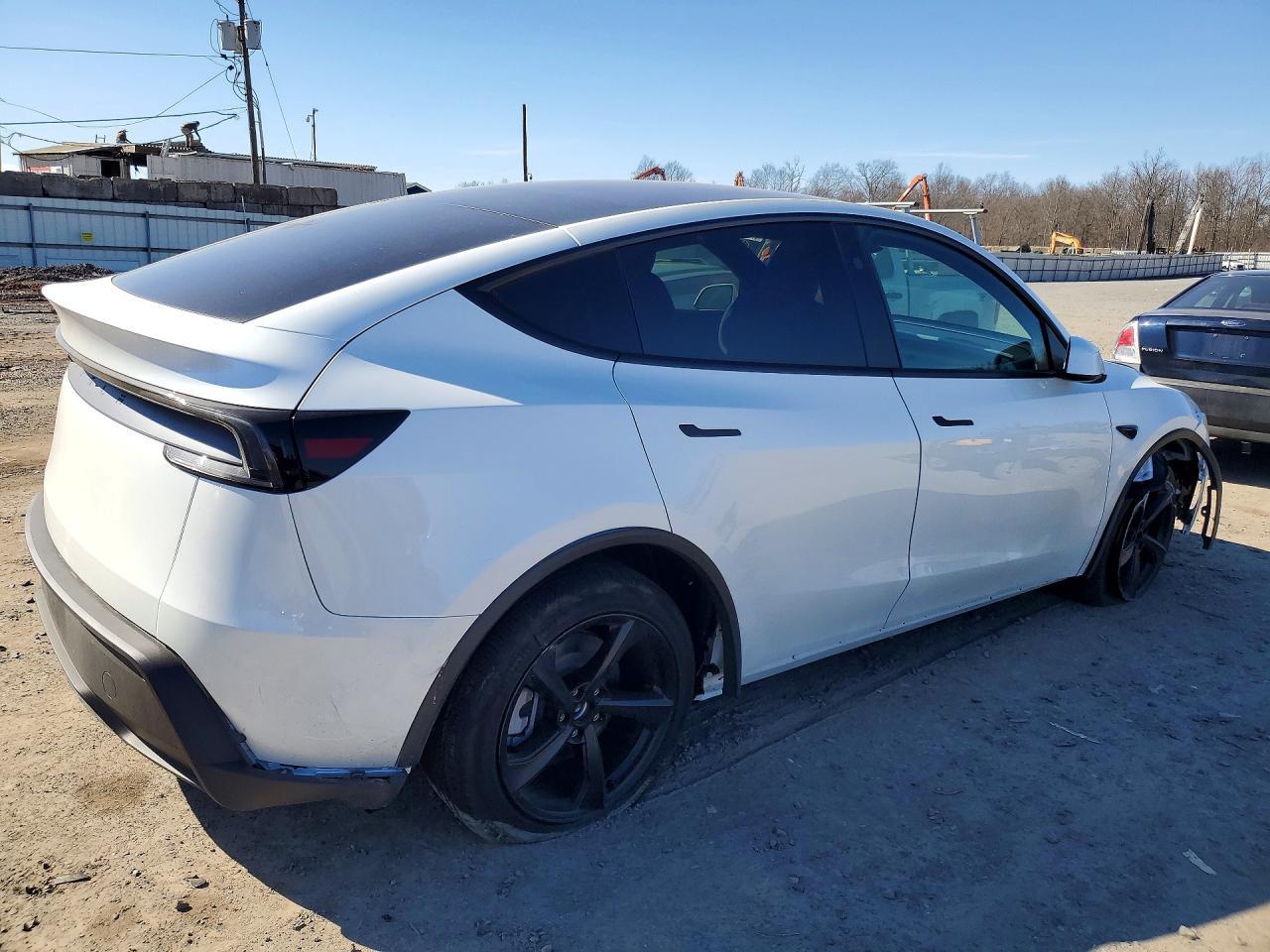 2026 Tesla Model Y - Фото 3