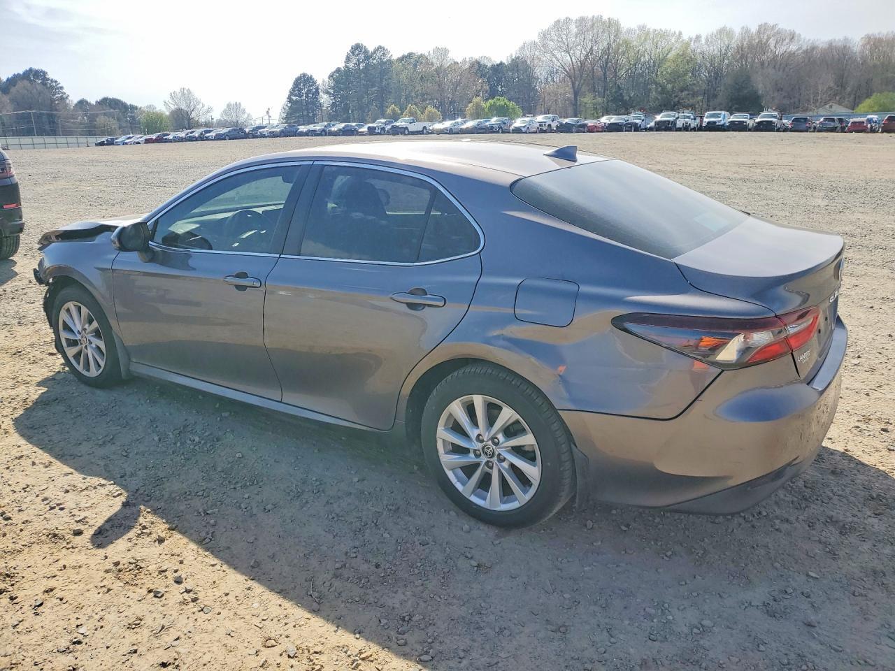 2022 Toyota Camry Le - Фото 2