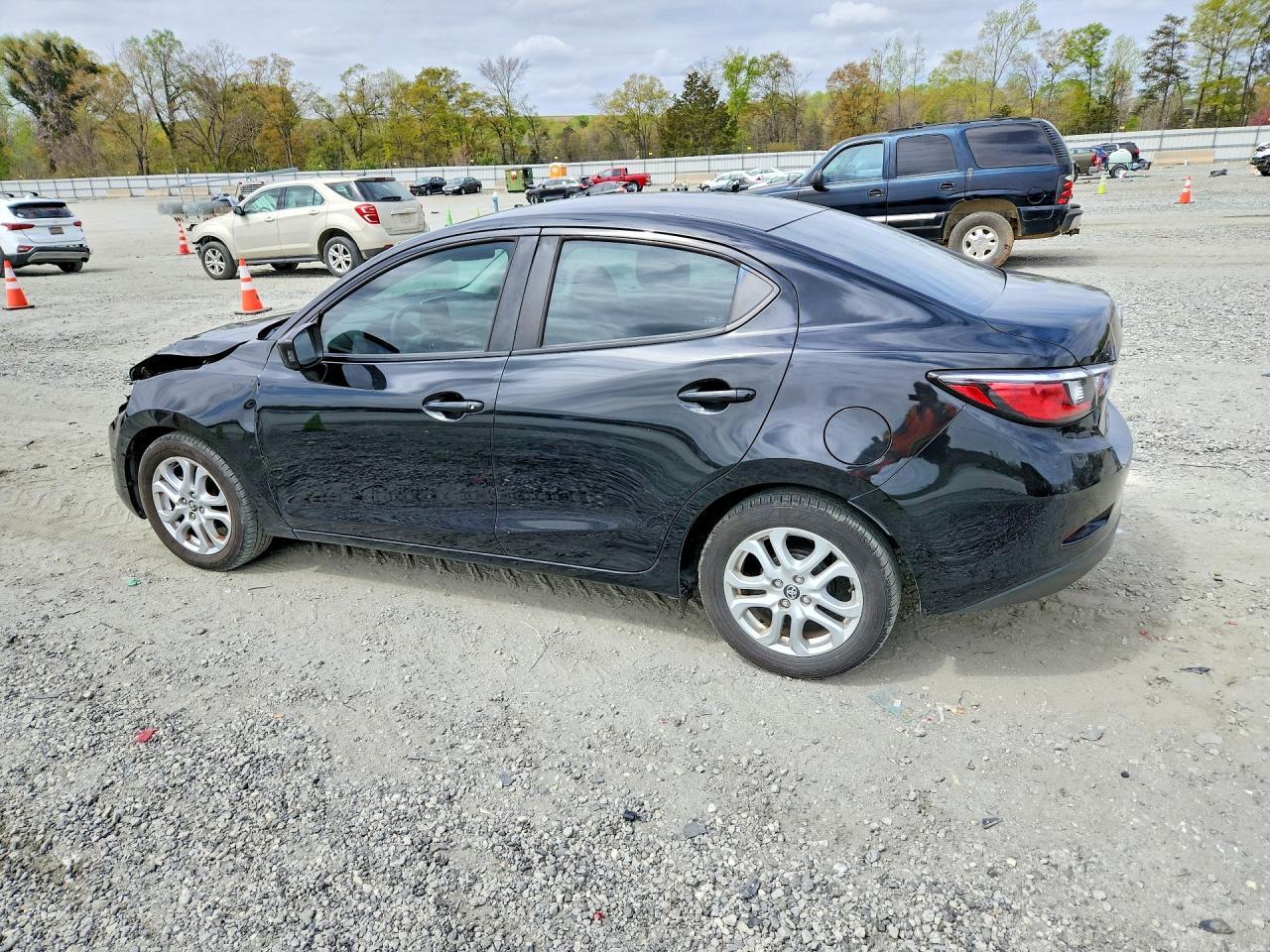 2017 Toyota Yaris Ia Base - Фото 2