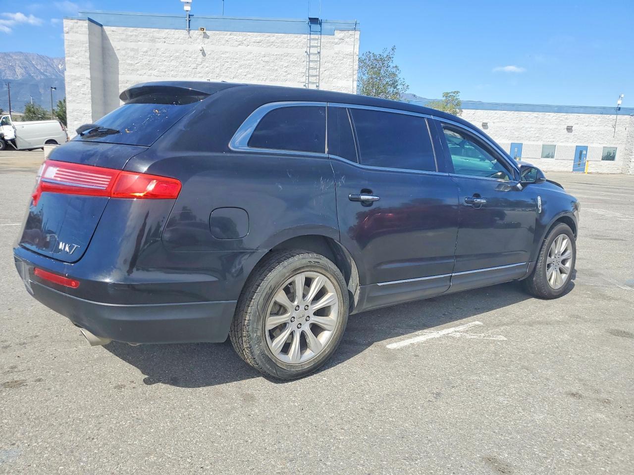 2016 Lincoln Mkt - Image 3