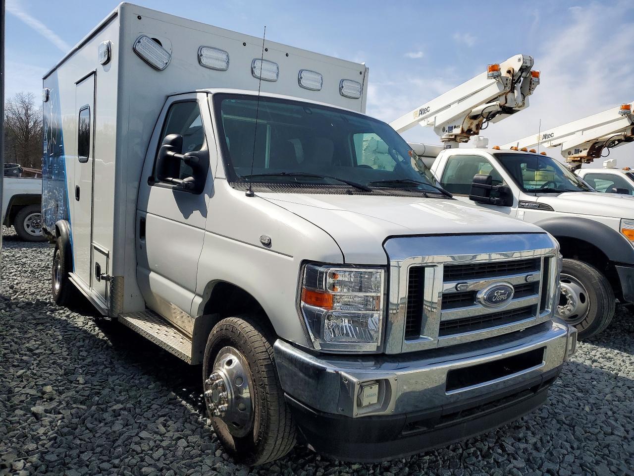 2022 Ford E350 Ambulance - Фото 4